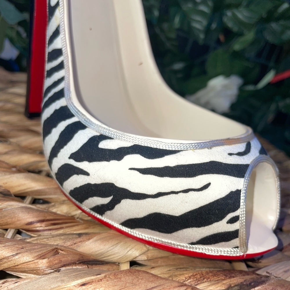 Rare find Zebra Print Peep-Toe Stiletto heel decor - Picture 2 of 5